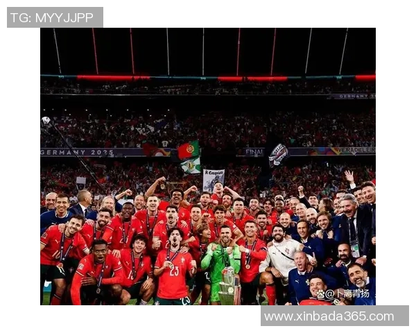 足球明星与C罗亲密互动瞬间揭秘引发球迷热议